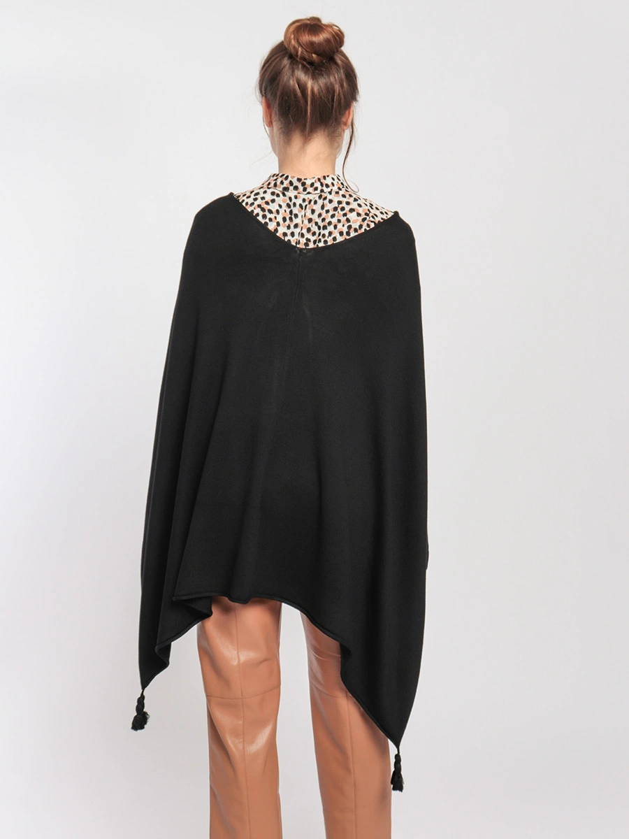 Пончо тонкой вязки с кисточками